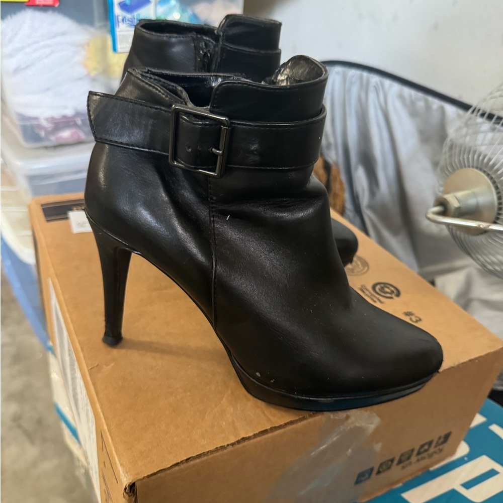 Woman’s boots black. Size 6 1/2.